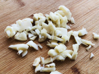 2、酸辣宽粉,蒜瓣先用刀背拍扁。