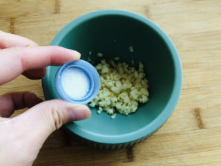 3、酸辣宽粉,加2克食盐捣成蒜泥备用。