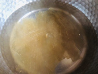 5、酸辣宽粉,锅中加入适量清水煮开，水开后放入宽粉煮软。