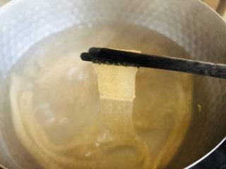 6、酸辣宽粉,宽粉煮至透明色即可，我买的宽粉只需2分钟即可。