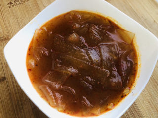 7、酸辣宽粉,牛油火锅底料完全化开后，连同汤汁一起倒入碗中。