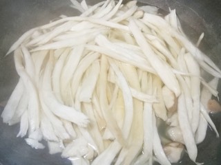 3、低脂低卡的手撕杏鲍菇,杏鲍菇在水中焯水3分钟，青红椒焯水迅速捞出。