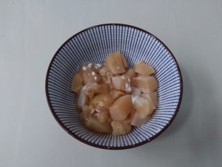 3、家常版川味浓香宫保鸡丁,鸡胸肉切丁，用料酒、淀粉、少许生抽抓匀腌一下