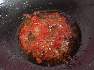 10、家常版川味浓香宫保鸡丁,放入豆瓣酱和番茄酱，翻炒，炒出香味煸出红油