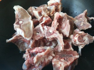 3、啤酒焖羊肉,冷水下锅。