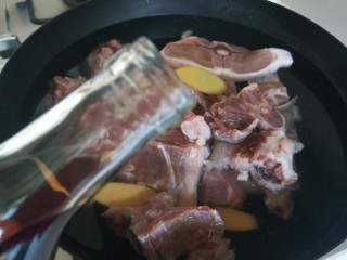 5、啤酒焖羊肉,加入姜片，料酒。