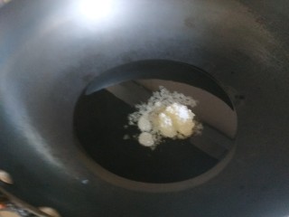 7、啤酒焖羊肉,锅中加入适量油烧热，加入一勺白糖炒糖色。