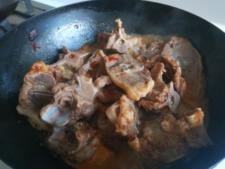 11、啤酒焖羊肉,加入花椒粒，耗油，生抽，不用加盐了，豆瓣酱很咸了，生抽也是咸的。