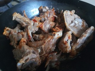 9、啤酒焖羊肉,翻炒均匀。