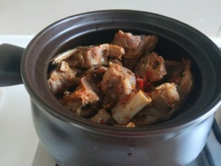 12、啤酒焖羊肉,倒入砂锅，加入一碗水烧开，转小火焖50分钟。