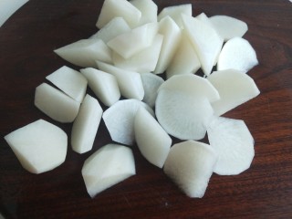 14、啤酒焖羊肉,切成滚刀块。