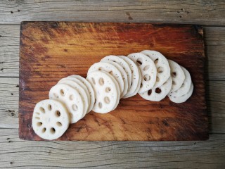 2、干锅藕片,藕洗净去皮切成2-3毫米厚的片。