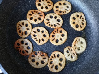 7、干锅藕片,翻面，再煎另一面，煎的火候不够或太干焦都会影响口感。煎好的藕捡出锅备用。