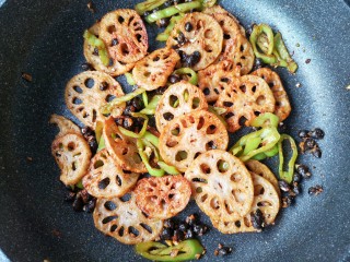 15、干锅藕片,翻炒均匀即可。