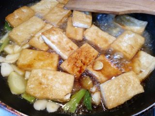 8、菌茹烩豆腐,倒入半碗高汤,大火烧开,加入一小勺盐,小火焖煮5分钟让豆腐入味。