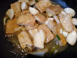 11、菌茹烩豆腐,淋一些香油。