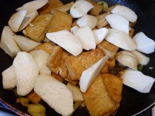 9、菌茹烩豆腐,放入切好的杏鲍菇。