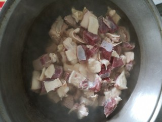 3、香辣牛腩,洗净焯水，冷水下锅