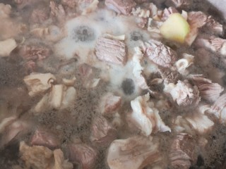 4、香辣牛腩,加料酒，姜片煮开后捞出洗净备用