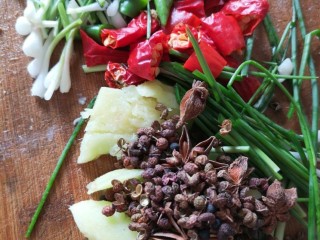 5、香辣牛腩,调料准备好待用