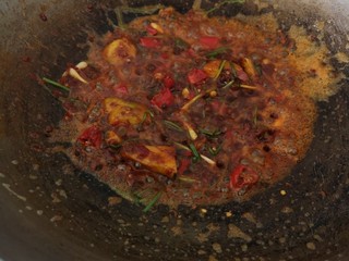 6、香辣牛腩,热锅冷油，七成热下红油豆瓣酱，小火出红油，下备好的调料爆香