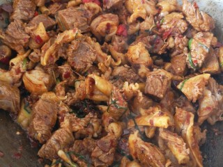 8、香辣牛腩,加开水，炖煮