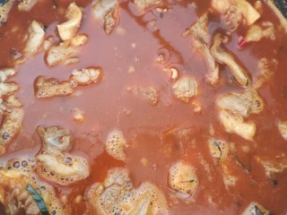 9、香辣牛腩,一个小时后加入剥好的蒜头，加入适量的盐，不需要加太多哦