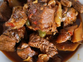 12、香辣牛腩,装盘