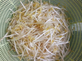 2、韭菜炒豆芽,绿豆芽淘洗干净,捞出沥干水份