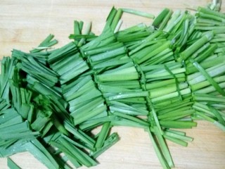 4、韭菜炒豆芽,韭菜洗干净,切成段