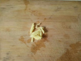 6、韭菜炒豆芽,姜切丝,红辣椒切丝