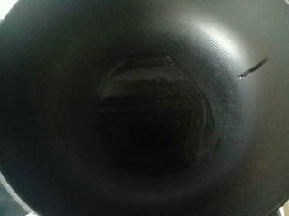 7、韭菜炒豆芽,锅中倒入适量油烧热