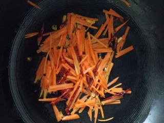 9、韭菜炒豆芽,放入胡萝卜丝翻炒