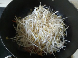 10、韭菜炒豆芽,放入绿豆芽翻炒片刻