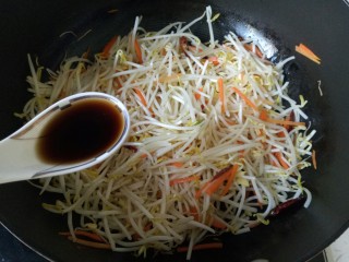 11、韭菜炒豆芽,加入1勺醋