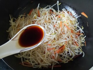12、韭菜炒豆芽,加入两勺生抽