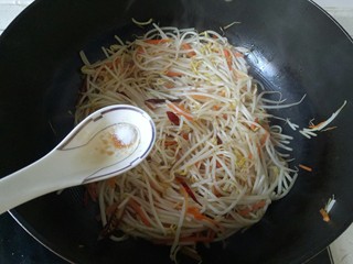 13、韭菜炒豆芽,加入一点盐翻炒均匀