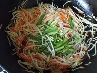 14、韭菜炒豆芽,加入韭菜头翻炒