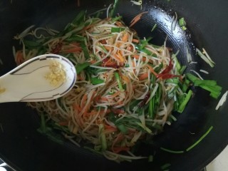 16、韭菜炒豆芽,加入少许鸡精翻拌均匀即可