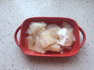 2、家庭版酸菜鱼,加入鸡蛋,淀粉,抓匀