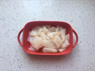 3、家庭版酸菜鱼,再加入1小勺食用油抓匀