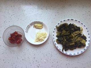 4、家庭版酸菜鱼,酸菜切小块,姜切片,蒜切末,泡椒切小段