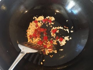 6、家庭版酸菜鱼,加入泡椒炒香