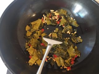 7、家庭版酸菜鱼,加入酸菜炒香