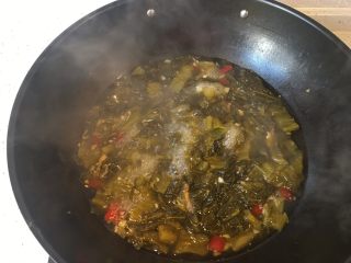 8、家庭版酸菜鱼,加入没过酸菜的高汤大火烧开,加盐调味