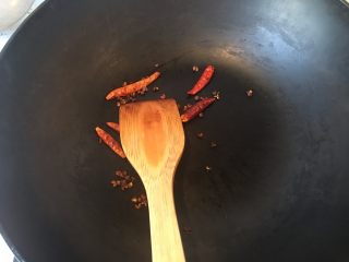 11、家庭版酸菜鱼,另起锅,小火爆香干辣椒和花椒