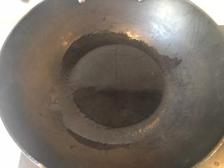 13、家庭版酸菜鱼,烧热2勺食用油