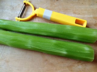 2、厨房挑战＋素菜＋清炒莴笋丝,去干净莴笋皮