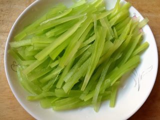 3、厨房挑战＋素菜＋清炒莴笋丝,切成丝