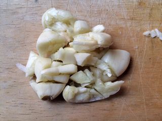 4、厨房挑战＋素菜＋清炒莴笋丝,蒜头拍碎